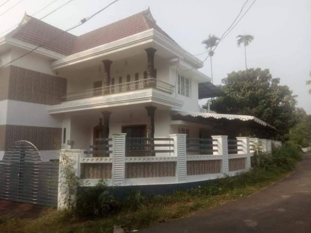 Heritage house for sale in Chalakudy, Thrissur | housefind